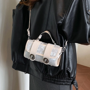 Schicke silberne Mini-Umhängetasche mit cremefarbenen Riemen und Metallringschließe