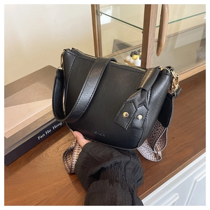 Detail van zwarte crossbodytas met geometrische riem en reliëf met Fashion