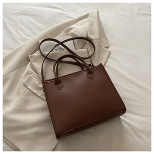 Vue détaillée du sac cabas marron foncé avec texture en cuir et coutures renforcées