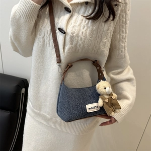Sac bandoulière en jean avec sangle en cuir marron et pendentif ours mignon pour femme