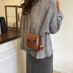 Mini sacoche de selle en cuir ciré marron vintage avec breloque fraise pour femme
