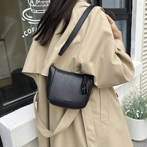 Sac seau minimaliste en similicuir noir avec boucle dorée et bandoulière large