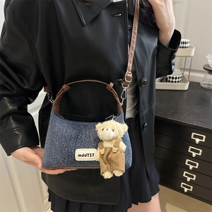 Sac bandoulière en denim bleu avec bandoulière en cuir brun et breloque ours en peluche