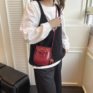 Mini sacoche en cuir ciré rouge avec breloques fraises et bandoulière pour femmes à la mode