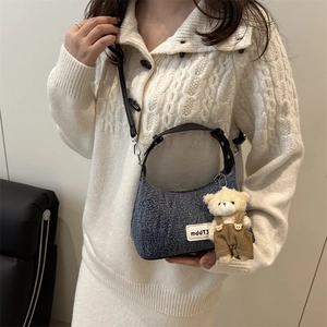 Sac bandoulière demi-lune en denim avec sangles en cuir et charm ours mignon