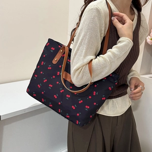 Sac fourre-tout en nylon noir avec imprimé cerise et lanières en cuir pour le quotidien
