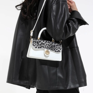 Schicke Handtasche mit Leopardenmuster-Klappe aus weißem Kunstleder mit goldenem Drehverschluss