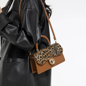 Klassische braune Handtasche mit Leopardenmuster und goldenem Metallverschluss