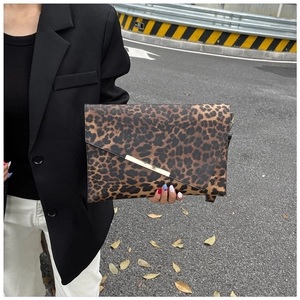 Pochette enveloppe léopard chic avec barre métallique dorée et texture peau d'animal