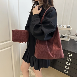 Set cabas et pochette imprimé léopard rouge foncé avec texture suédine mate