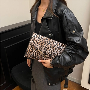 Pochette enveloppe léopard tendance avec fermoir en métal doré pour soirée chic