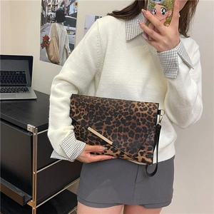 Pochette chic imprimé léopard avec bordure dorée et dragonne amovible pour femme
