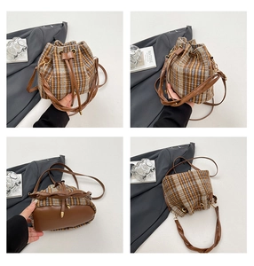 Dettagli della borsa a secchiello vintage in lana a quadri con coulisse e finiture in pelle