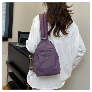 Detail der tiefvioletten Nylontasche mit Reißverschluss-Riemen für Rucksack- oder Umhängetasche