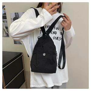 Detailansicht Mini-Rucksack aus schwarzem Nylon mit Metall-M-Logo und Trägern