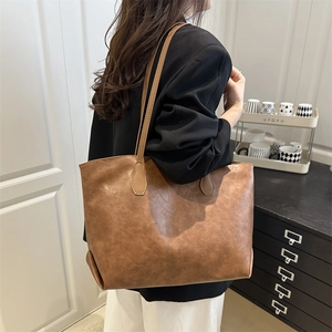 Vintage καφέ μεγάλη τσάντα tote με ματ υφή για κομψές γυναίκες που μετακινούνται
