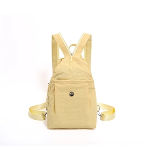 Leichter gelber Nylon-Rucksack im minimalistischen Design mit Front-Reißverschluss