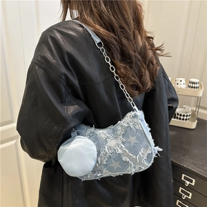 Borsa a spalla in denim azzurro con stampa a stelle, frange e tracolla a catena argento