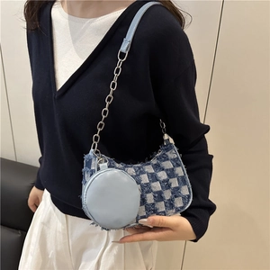 Borsa sottoascellare in denim a scacchi etnici con frange blu e custodia rotonda