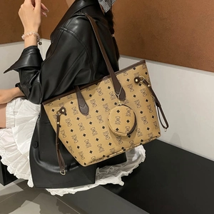 Borsa tote marrone con stampa orso e portamonete, indossata a spalla con stile casual chic
