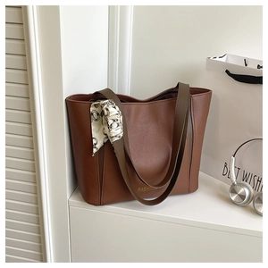 Borsa tote marrone in pelle martellata con foulard di seta e scritta fashion dorata