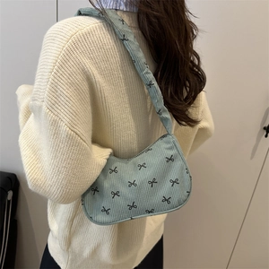 Sac sous le bras en velours côtelé bleu clair avec motifs nœuds noirs et surpiqûres