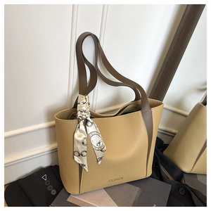 Dettaglio della borsa tote kaki in pelle martellata con tracolla e foulard decorativo