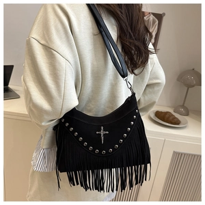 Sac bandoulière gothique en daim noir avec rivets, pendentif croix et longues franges