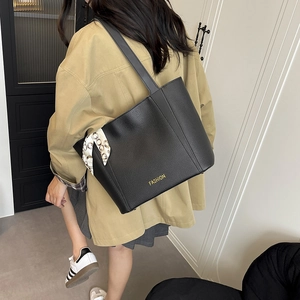 Grande borsa tote nera trama litchi con scritte fashion e dettaglio foulard decorativo