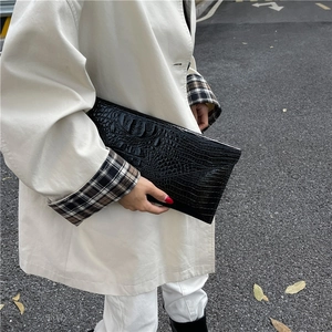 Minimalistische schwarze Clutch-Tasche mit Krokodilmuster und glänzender Lederoptik für Damen