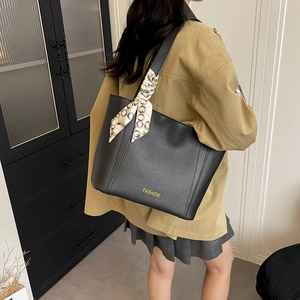 Grande borsa tote in pelle martellata nera con foulard di seta per ufficio e tempo libero