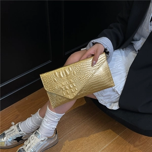 Schicke metallisch goldene Umschlag-Clutch mit Krokodilleder-Prägung und glänzendem Finish