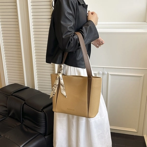 Grande borsa tote minimalista giallo zenzero con manici marroni e dettaglio foulard