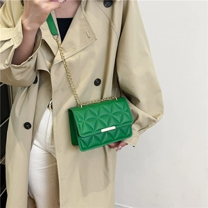 Piccola borsa quadrata trapuntata verde con catena dorata per un look casual ed elegante