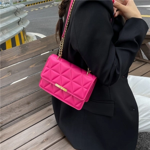 Elegante borsa a tracolla fucsia trapuntata con catena dorata e inserto in metallo