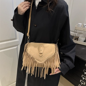 Sac bandoulière rétro kaki à franges en cuir mat avec boucle vintage pour femme