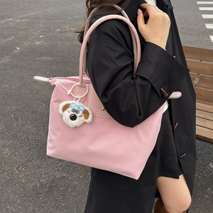 Sac fourre-tout rose avec pendentif chien en peluche et poignées pour usage quotidien