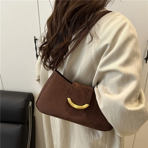 Elegante borsa sottobraccio in finto camoscio testa di moro con fibbia a mezzaluna d'oro