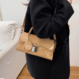 Borsa a tracolla rettangolare color cuoio con chiusura argento e ciondolo alla moda