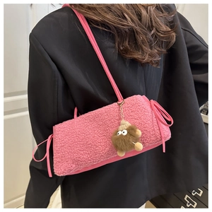 Détails du sac cabas en peluche rose avec texture laine, nœuds et breloque monstre