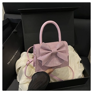 Dettaglio borsa rosa chiaro con strass e fiocco di cristallo in confezione regalo