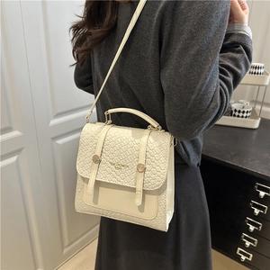 Zaino minimalista beige con trama intrecciata mostrato come borsa a tracolla alla moda