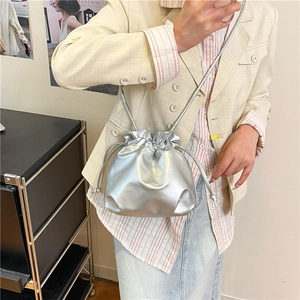 Borsa a secchiello argento con coulisse e trama metallica come borsa a tracolla alla moda