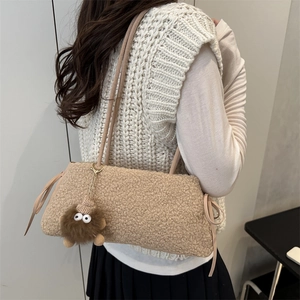 Sac fourre-tout chic en sherpa beige pour femmes avec charm monstre et nœuds décoratifs