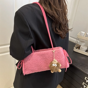 Petit sac bandoulière rose en fausse fourrure avec nœud et pendentif monstre