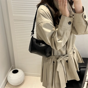 Sac sous le bras minimaliste en cuir noir brillant avec nœud décoratif sur la bandoulière