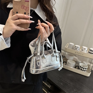 Mini sac à main argenté chic avec texture crocodile et logo porté par un mannequin