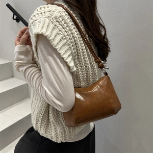 Sac à bandoulière marron rétro en similicuir lisse avec boucle argentée et grand volume