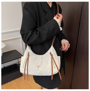 Sac bandoulière en nylon blanc plissé avec logo cerf doré et tirette en cuir marron