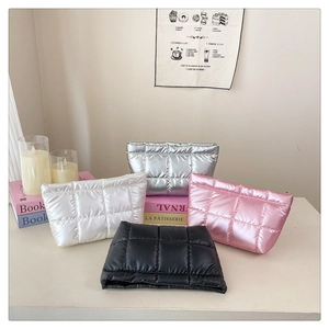 Trousses à maquillage matelassées en argent, blanc, rose et noir avec décor élégant